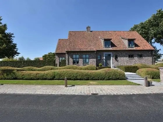 Tasteful Mansion in Lichtervelde with Hot Tub