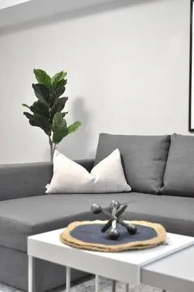 Tastefully Furnished Newly Updated 2 BD Central Lynn Valley North Vancouver - Oda