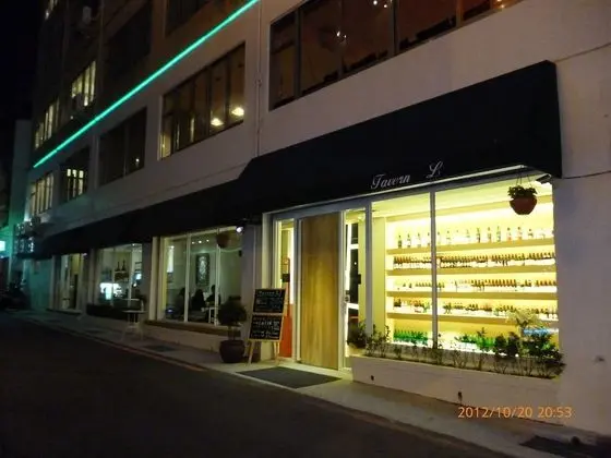 Tavern L Hostel
