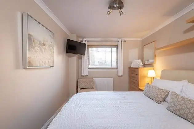 Tay Pearls - Marine Parade - Oda
