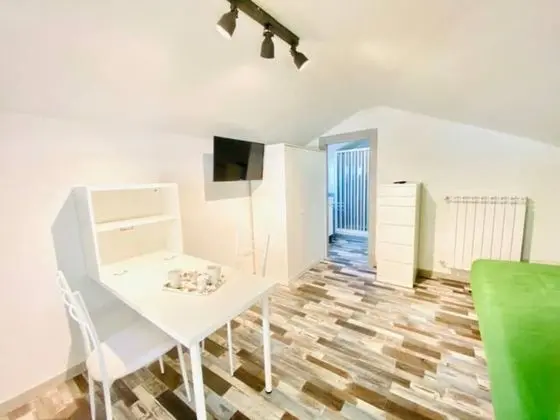Teatro Verdi Cozy Attic Studio with balcony - Oda