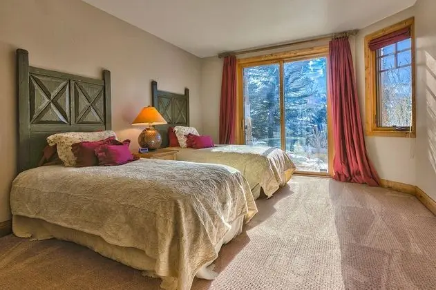 Telemark Luxury Retreat by Avantstay Stunning Views w/ Hot Tub, Theatre Room and Pool Table! - İç Mekan