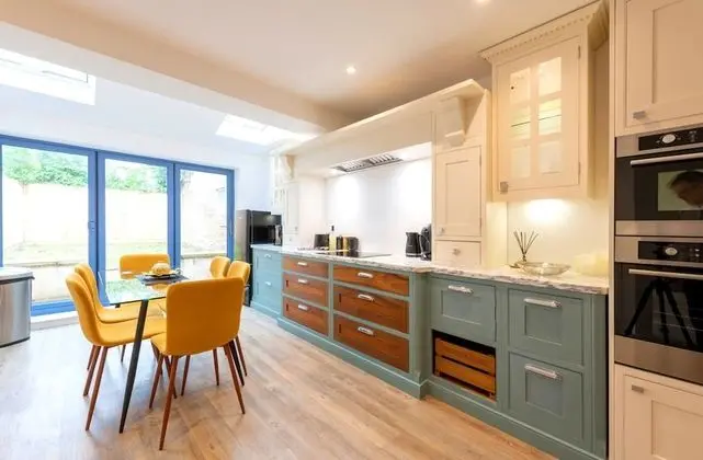 Temple Twenty5 - A Newly Refurbished, Modern Style Large 3 Bedroom House - Mutfak