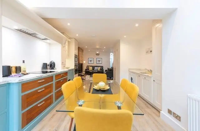 Temple Twenty5 - A Newly Refurbished, Modern Style Large 3 Bedroom House - Yerinde Yemek