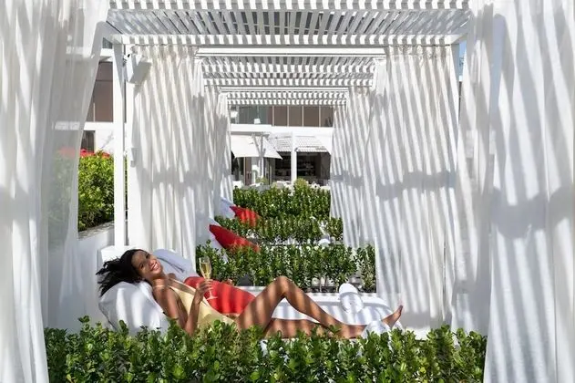 Th8 Palm Dubai Beach Resort, Vignette Collection, an IHG Hotel - Havuz