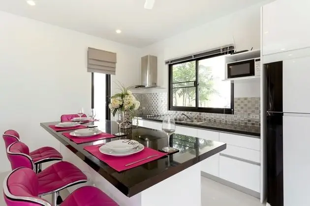 Thai-Themed 3BR Boutique Villa by Intira - Mutfak