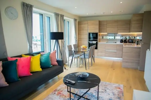 Thames View 2 Bed Apartment With Balcony