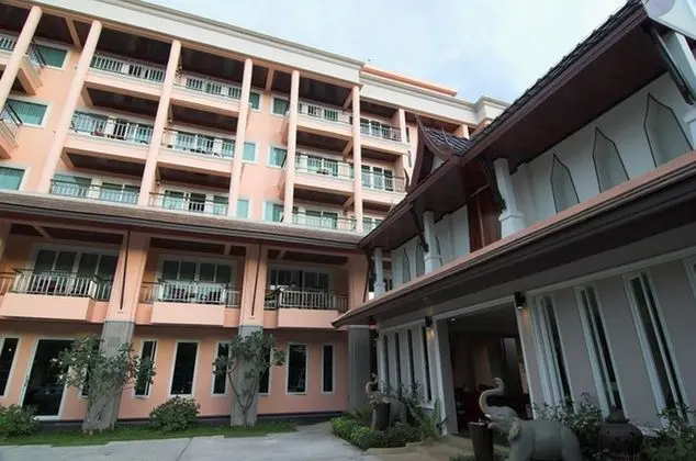Thanthip Beach Resort
