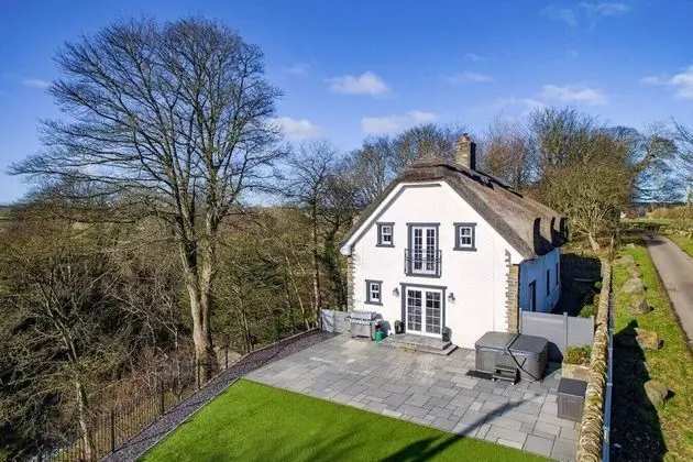Thatched Cottage Thatched Cottage - Countryside Luxury w hot tub
