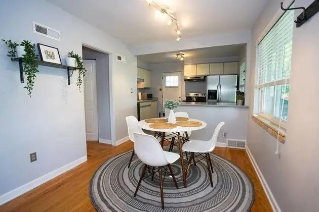 The Denver Den in Mayfair Park Enormous Backyard With Grill Sleeps 7 - Mutfak