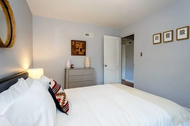 The Denver Den in Mayfair Park Enormous Backyard With Grill Sleeps 7 - Oda