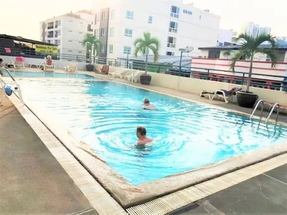 Thip Condotel Jomtien Studio Apartment on soi 7 - Havuz