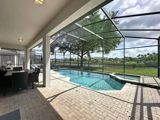 This Amazing 6 Bedroom Property With a Lake View Villa by Redawning - Havuz