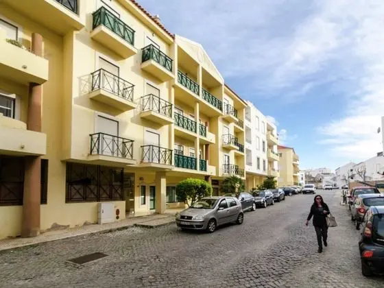 This Warm and Comfortable Apartment is Located Just Outside the City of Lagos - Dış Mekan