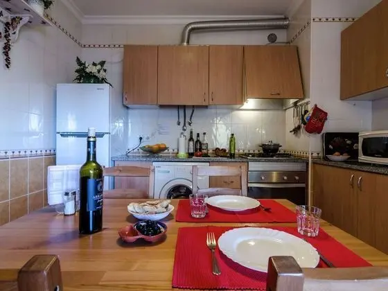 This Warm and Comfortable Apartment is Located Just Outside the City of Lagos - Mutfak