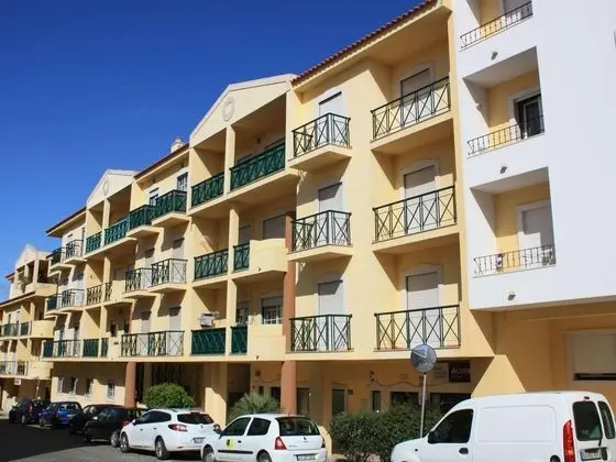 This Warm and Comfortable Apartment is Located Just Outside the City of Lagos - Öne Çıkan Resim