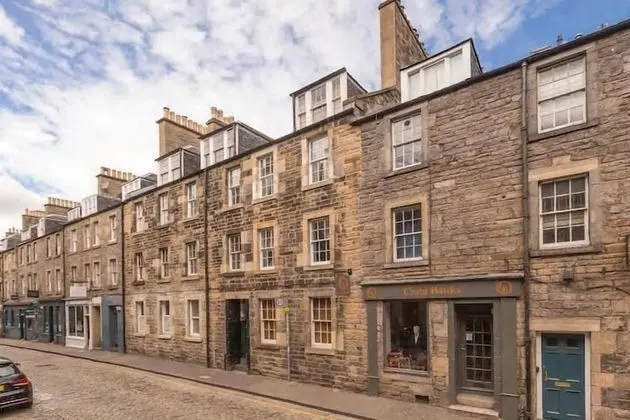 Thistle Street Luxury Apt in the Heart of the City