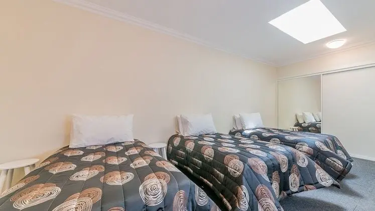 Thompson Avenue Apartments - 3 - Oda