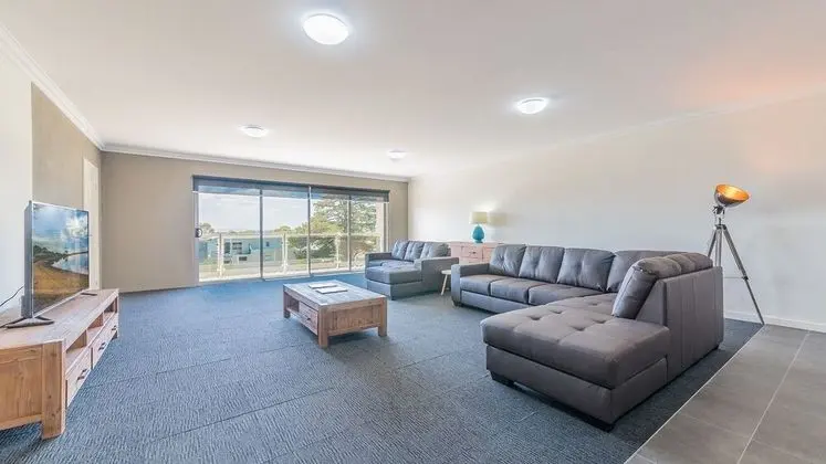Thompson Avenue Apartments - 3 - Öne Çıkan Resim