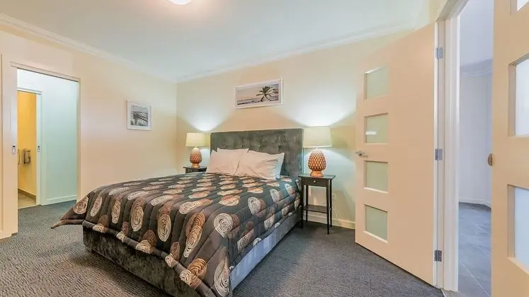 Thompson Avenue Apartments No.1 - Oda
