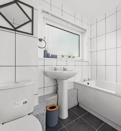 Three Bedroom Apartment by Klass Living Serviced Accommodation Coatbridge - Berwick Apartment With WiFi &Parking - Banyo Tipleri