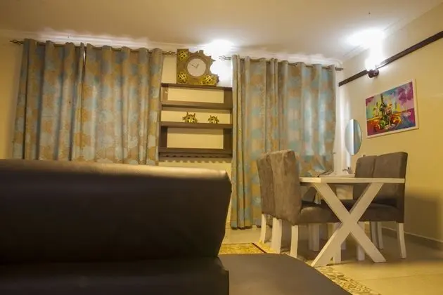 Three Bedroom art themed apartment - Oda Düzeni