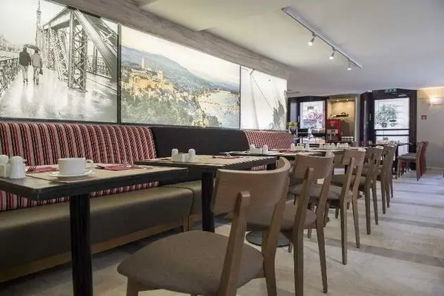 The Three Corners Hotel Art