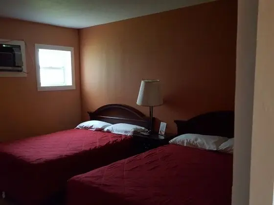 Three Oaks Motel