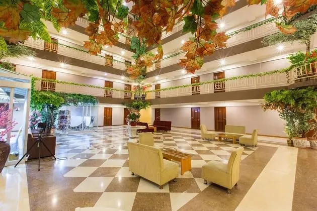 Three Seasons Place - Lobi