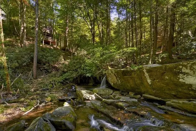 Thunder Falls- Cabin Perched Over 10ft Waterfalls!