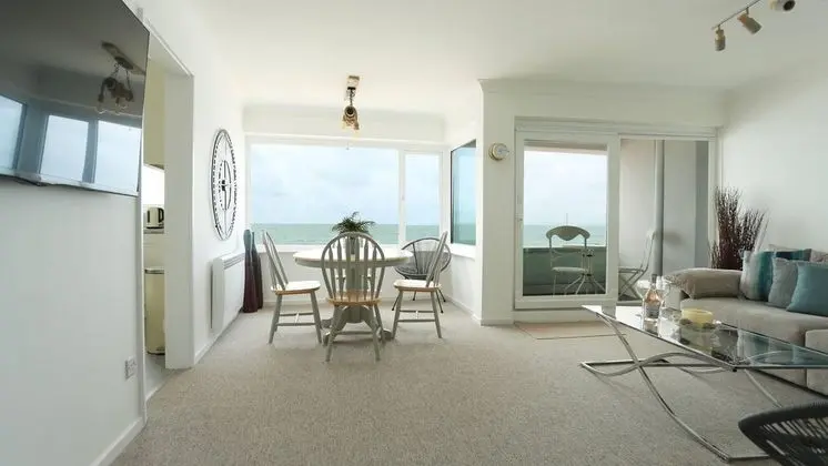 Tides - Beach Front Apartment in Bracklesham Bay - İç Mekan