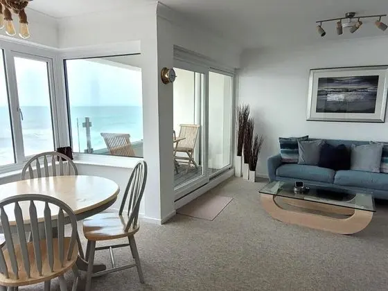 Tides - Beach Front Apartment in Bracklesham Bay - İç Mekan