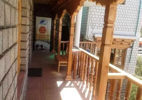 TIH Hotel Nezer Holiday Inn - Lobi