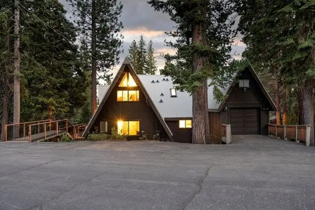 Timberline by Avantstay Stunning Chalet Cabin w/ Hot Tub, Pool Table & Home Theater!