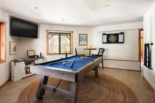 Timberline by Avantstay Stunning Chalet Cabin w/ Hot Tub, Pool Table & Home Theater! - İç Mekan