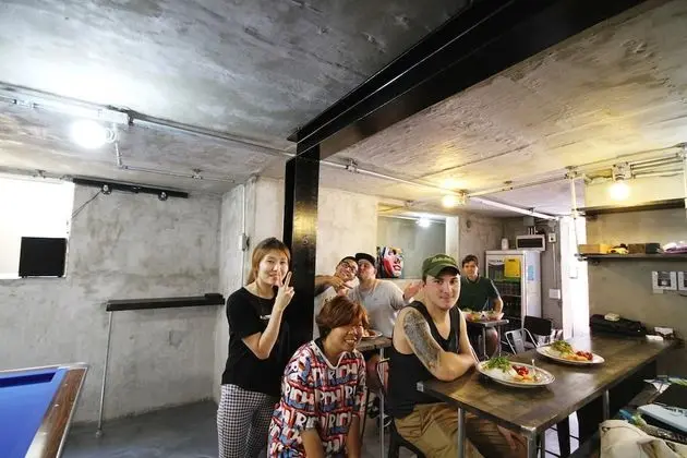 Time Travelers Party Hostel In Hongdae - Yerinde Yemek