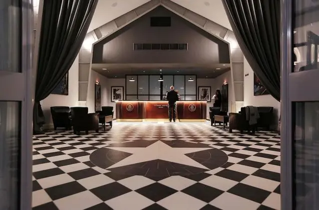 Titanic Hotel Belfast - Lobi