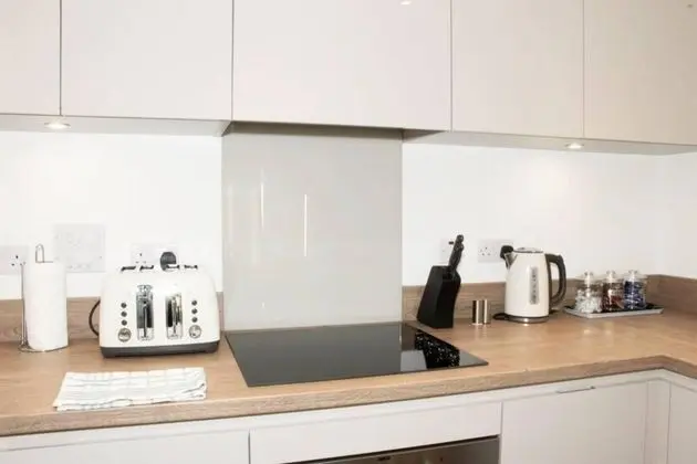 TMS Beautiful 2BR Apartment! Ensuite! Lakeside - Mutfak