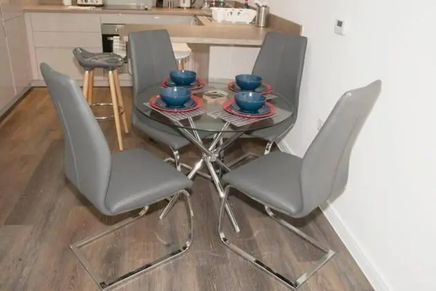 TMS Beautiful 2BR Apartment! Ensuite! Lakeside - Oda Düzeni