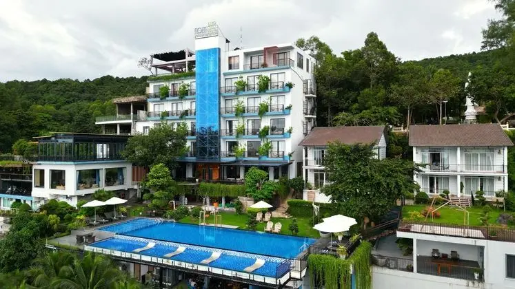 Tom Hill Resort & Spa