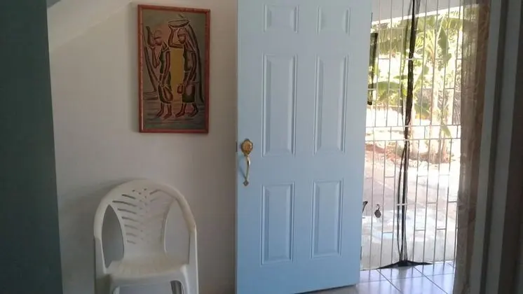 The Tomlinson's House - Lobi