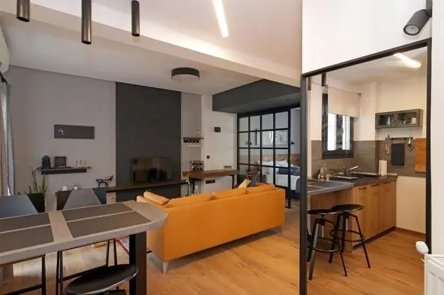 Tom's Bachelor Pad - İç Mekan