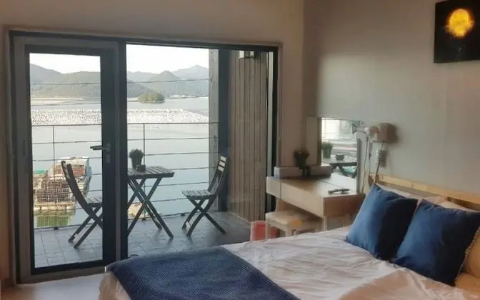 Tongyeong Glow Pension - Oda