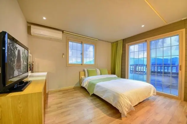 Tongyoung Mongdolhouse Pension