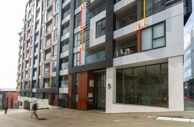 Toodle's Pristine inner-city nest with carpark