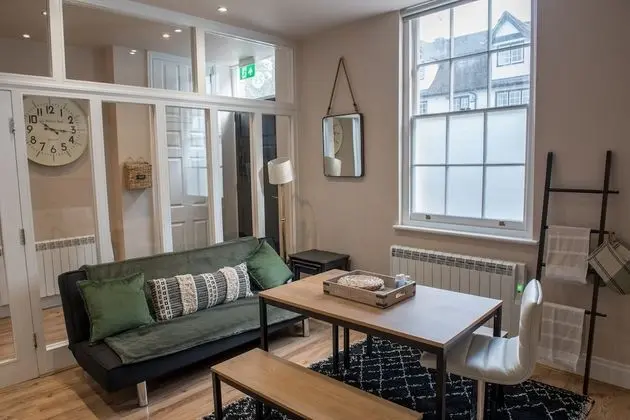 Toothbrush Apartments - 2 Bed House - Oda Düzeni