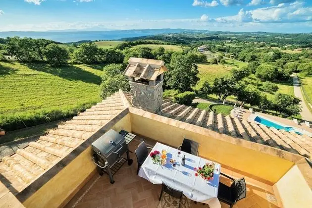 Villa on top of a Hill With an Enchanting View of Lake Bolsena - Dış Mekan