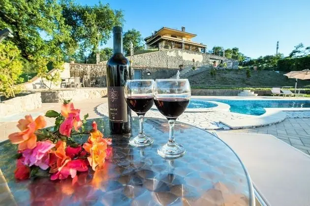 Villa on top of a Hill With an Enchanting View of Lake Bolsena - Havuz