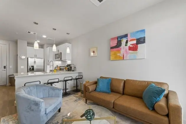 Top Floor 1BR King Suite Close to DT UT and Domain w gym