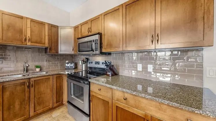 Top Floor Corner Unit With Pool and Lake View - Mutfak